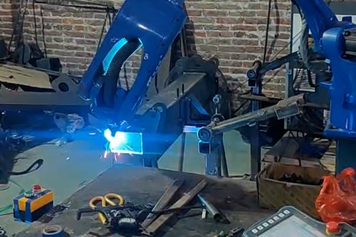 Robot tal-Iwweldjar ta '2 Meter Għall-Iwweldjar ta' Tubi Kwadri